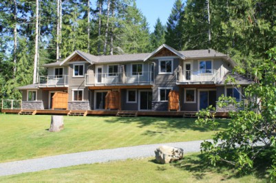 Lake front vacation homes Vancouver Island