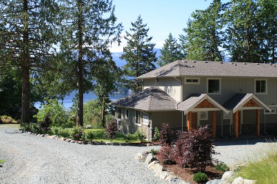 Lakefront vacation homes Vancouver Island